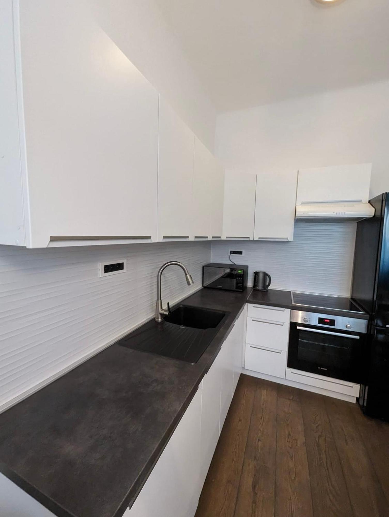 Fantabulous Downtown Abode W King Bed, 65" Tv, Washer And Tumble Dryer Zagabria Esterno foto